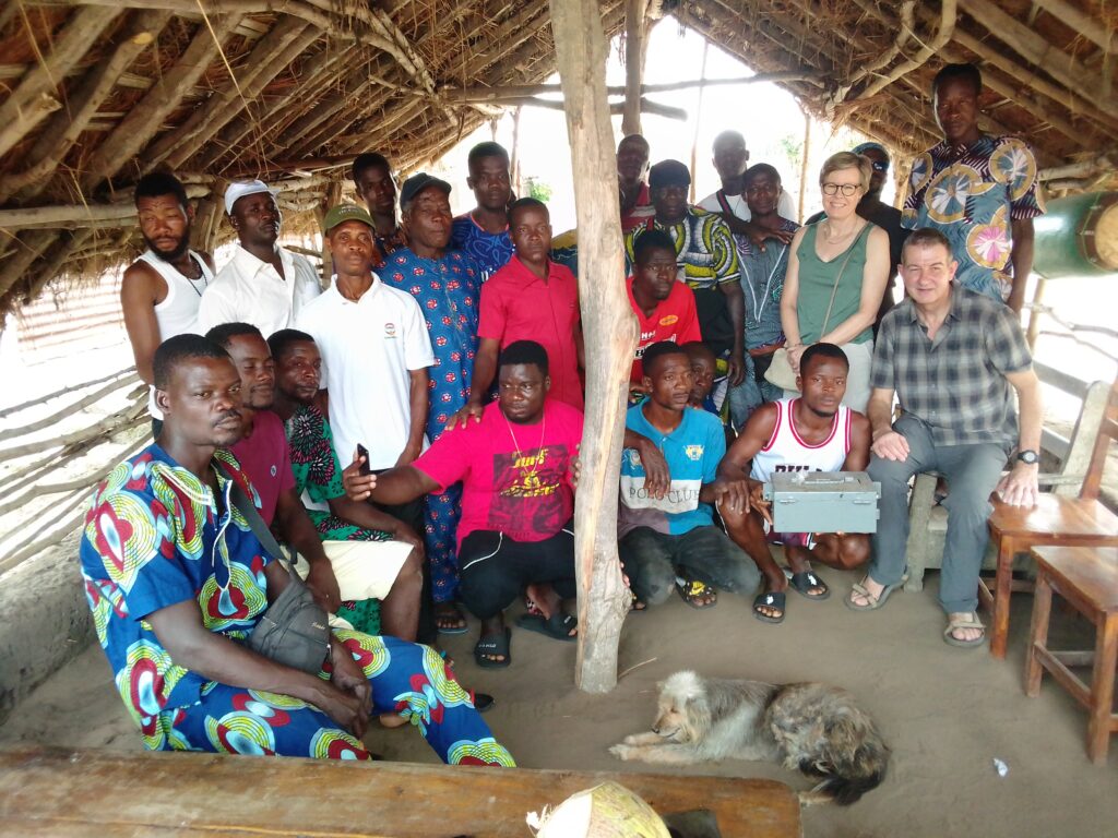 Séance de remise de Kits à l'AVEC homme de Nanzoume